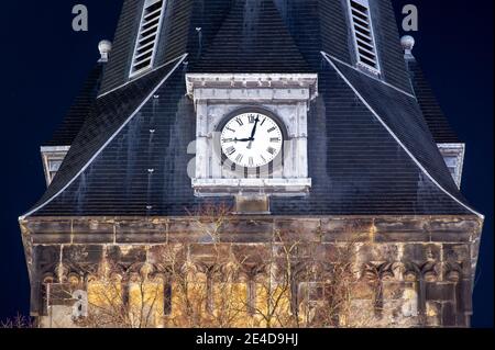 L'horloge de la plus ancienne église de la ville d'Enschede aux pays-Bas pointe 21.00 heures. Le temps du couvre-feu aux pays-Bas pendant le Covid-19 Banque D'Images