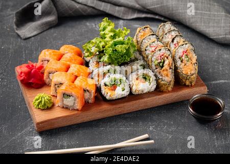 Assortiment de rouleaux de sushi avec vue latérale et sauce soja Banque D'Images
