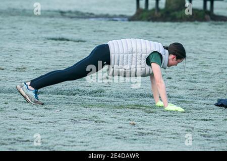 WIMBLEDON LONDRES, ROYAUME-UNI 23 JANVIER 2021. Une femme qui fait des pressions et des exercices sur un paysage gelé et couvert à Wimbledon Common le matin d'un froid glacial.de nombreuses régions du Royaume-Uni subissent des inondations causées par de fortes pluies de la tempête Christoph. Credit: amer ghazzal / Alamy Live News Banque D'Images