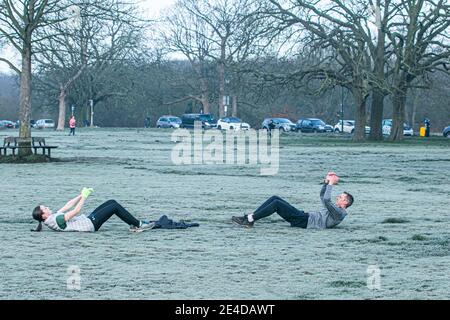 WIMBLEDON LONDRES, ROYAUME-UNI 23 JANVIER 2021. Des gens qui font des exercices sur un paysage gelé et couvert à Wimbledon Common un matin froid glacial. De nombreuses régions du Royaume-Uni subissent des inondations causées par de fortes précipitations de la tempête ChristophCredit: amer ghazzal/Alamy Live News Banque D'Images