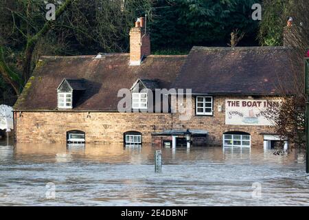 Shropshire, Royaume-Uni. 23 janvier 2021. Les niveaux de la rivière Severn dans le Shropshire ont continué d'augmenter durant la nuit, causant des inondations graves dans certaines régions. Le village de Jackfield, situé sur le site du patrimoine mondial de la gorge d'Ironbridge, a été particulièrement touché, avec des maisons et des entreprises très inondées. Les niveaux sont très proches des inondations records de février 2020. Crédit : Rob carter/Alay Live News Banque D'Images