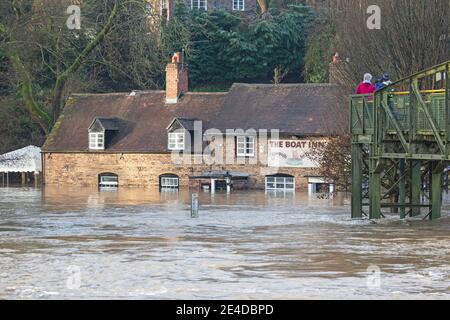 Shropshire, Royaume-Uni. 23 janvier 2021. Les niveaux de la rivière Severn dans le Shropshire ont continué d'augmenter durant la nuit, causant des inondations graves dans certaines régions. Le village de Jackfield, situé sur le site du patrimoine mondial de la gorge d'Ironbridge, a été particulièrement touché, avec des maisons et des entreprises très inondées. Les niveaux sont très proches des inondations records de février 2020. Crédit : Rob carter/Alay Live News Banque D'Images