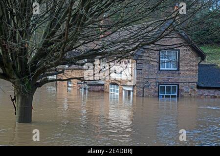 Shropshire, Royaume-Uni. 23 janvier 2021. Les niveaux de la rivière Severn dans le Shropshire ont continué d'augmenter durant la nuit, causant des inondations graves dans certaines régions. Le village de Jackfield, situé sur le site du patrimoine mondial de la gorge d'Ironbridge, a été particulièrement touché, avec des maisons et des entreprises très inondées. Les niveaux sont très proches des inondations records de février 2020. Crédit : Rob carter/Alay Live News Banque D'Images