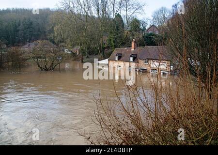 Shropshire, Royaume-Uni. 23 janvier 2021. Les niveaux de la rivière Severn dans le Shropshire ont continué d'augmenter durant la nuit, causant des inondations graves dans certaines régions. Le village de Jackfield, situé sur le site du patrimoine mondial de la gorge d'Ironbridge, a été particulièrement touché, avec des maisons et des entreprises très inondées. Les niveaux sont très proches des inondations records de février 2020. Crédit : Rob carter/Alay Live News Banque D'Images