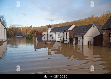 Shropshire, Royaume-Uni. 23 janvier 2021. Les niveaux de la rivière Severn dans le Shropshire ont continué d'augmenter durant la nuit, causant des inondations graves dans certaines régions. Le village de Jackfield, situé sur le site du patrimoine mondial de la gorge d'Ironbridge, a été particulièrement touché, avec des maisons et des entreprises très inondées. Les niveaux sont très proches des inondations records de février 2020. Crédit : Rob carter/Alay Live News Banque D'Images