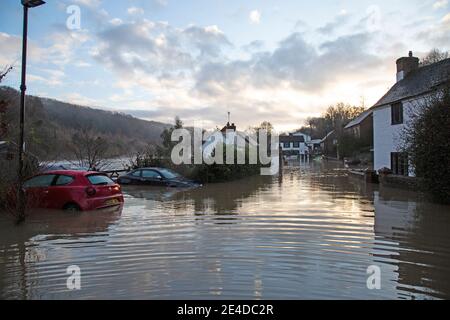 Shropshire, Royaume-Uni. 23 janvier 2021. Les niveaux de la rivière Severn dans le Shropshire ont continué d'augmenter durant la nuit, causant des inondations graves dans certaines régions. Le village de Jackfield, situé sur le site du patrimoine mondial de la gorge d'Ironbridge, a été particulièrement touché, avec des maisons et des entreprises très inondées. Les niveaux sont très proches des inondations records de février 2020. Crédit : Rob carter/Alay Live News Banque D'Images