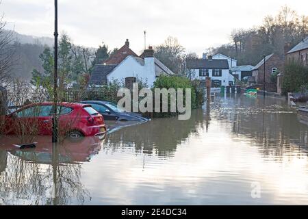 Shropshire, Royaume-Uni. 23 janvier 2021. Les niveaux de la rivière Severn dans le Shropshire ont continué d'augmenter durant la nuit, causant des inondations graves dans certaines régions. Le village de Jackfield, situé sur le site du patrimoine mondial de la gorge d'Ironbridge, a été particulièrement touché, avec des maisons et des entreprises très inondées. Les niveaux sont très proches des inondations records de février 2020. Crédit : Rob carter/Alay Live News Banque D'Images