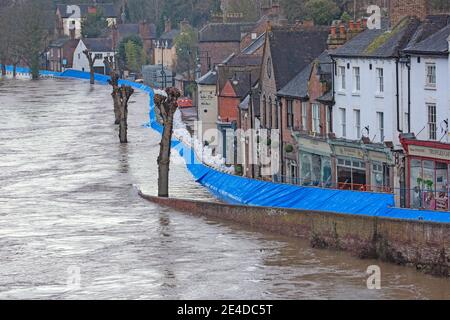 Shropshire, Royaume-Uni. 23 janvier 2021. Les niveaux de la rivière Severn dans le Shropshire ont continué d'augmenter durant la nuit, causant des inondations graves dans certaines régions. Des barrières contre les inondations ont été érigées le long de la Wharfage à Ironbridge pour tenter d'empêcher les eaux d'inondation de pénétrer dans les maisons et les entreprises. Crédit : Rob carter/Alay Live News Banque D'Images