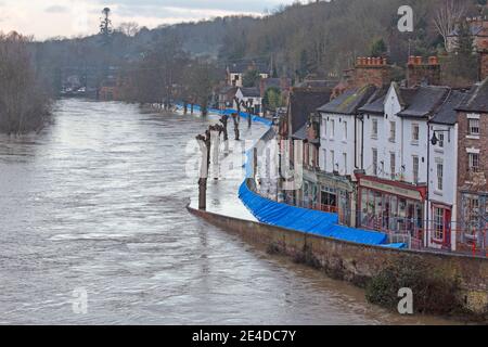 Shropshire, Royaume-Uni. 23 janvier 2021. Les niveaux de la rivière Severn dans le Shropshire ont continué d'augmenter durant la nuit, causant des inondations graves dans certaines régions. Des barrières contre les inondations ont été érigées le long de la Wharfage à Ironbridge pour tenter d'empêcher les eaux d'inondation de pénétrer dans les maisons et les entreprises. Crédit : Rob carter/Alay Live News Banque D'Images