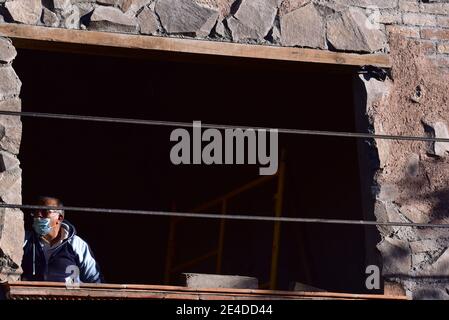 Toluca, Mexique. 21 janvier 2021. TOLUCA, MEXIQUE - JANVIER 22 : Une personne porte un masque facial tout en regarde une fenêtre au milieu de l'augmentation des cas positifs en raison de la nouvelle pandémie Covid-19, les hôpitaux atteignant la limite de leur capacité et l'augmentation des décès au cours des derniers jours le 22 janvier 2021 à Toluca, Mexique (photo par Eyepix Group/Pacific Press) crédit : Pacific Press Media production Corp./Alamy Live News Banque D'Images