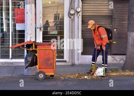 Toluca, Mexique. 21 janvier 2021. TOLUCA, MEXIQUE - JANVIER 22 : Un balayeur de rue ramasse les ordures dans les rues au milieu de l'augmentation des cas positifs en raison de la nouvelle pandémie Covid-19, des hôpitaux qui ont atteint la limite de leur capacité et de l'augmentation des décès ces derniers jours le 22 janvier 2021 à Toluca, Mexique (photo par Eyepix Group/Pacific Press) crédit : Pacific Press Media production Corp./Alamy Live News Banque D'Images