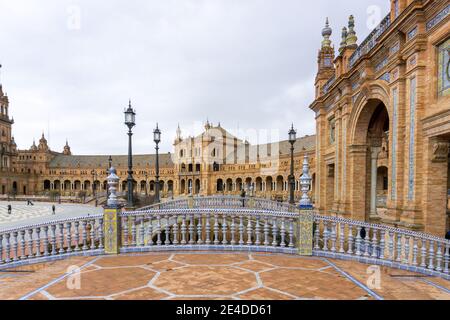 Séville, Espagne - 10 janvier 2021 : la Plaza de Espana dans le Parque de Maria Luisa à Séville en Andalousie Banque D'Images