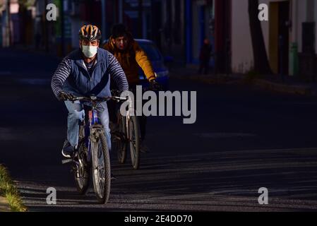 Toluca, Mexique. 21 janvier 2021. TOLUCA, MEXIQUE - JANVIER 22 : Une personne porte un masque facial lors de ses déplacements à vélo dans un contexte de hausse de cas positifs en raison de la nouvelle pandémie Covid-19, d'hôpitaux qui ont atteint la limite de leur capacité et de l'augmentation des décès ces derniers jours le 22 janvier 2021 à Toluca, Mexique (photo d'Eyepix Group/Pacific Press) crédit : Pacific Press Media production Corp./Alamy Live News Banque D'Images
