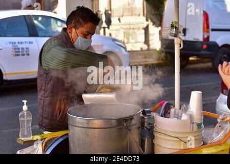 Toluca, Mexique. 21 janvier 2021. TOLUCA, MEXIQUE - JANVIER 22 : Une personne offre un tamal à un client dans le contexte de l'augmentation du nombre de cas positifs en raison de la nouvelle pandémie Covid-19, des hôpitaux qui ont atteint la limite de leur capacité et de l'augmentation des décès ces derniers jours, le 22 janvier 2021, à Toluca, au Mexique (photo d'Eyepix Group/Pacific Press) crédit : Pacific Press Media production Corp./Alamy Live News Banque D'Images