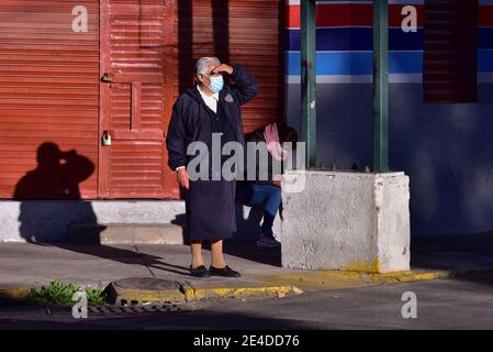 Toluca, Mexique. 21 janvier 2021. TOLUCA, MEXIQUE - JANVIER 22 : Une personne porte un masque facial pendant qu'elle marche dans le contexte de l'augmentation des cas positifs en raison de la nouvelle pandémie Covid-19, les hôpitaux atteignant la limite de leur capacité et l'augmentation des décès au cours des derniers jours, le 22 janvier 2021 à Toluca, Mexique (photo par Eyepix Group/Pacific Press) crédit : Pacific Press Media production Corp./Alamy Live News Banque D'Images