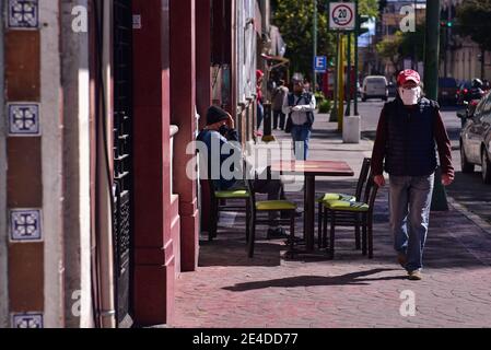 Toluca, Mexique. 21 janvier 2021. TOLUCA, MEXIQUE - JANVIER 22 : Une personne est assise à l'extérieur d'un restaurant dans un contexte de hausse des cas positifs en raison de la nouvelle pandémie Covid-19, d'hôpitaux qui ont atteint la limite de leur capacité et de l'augmentation des décès ces derniers jours, le 22 janvier 2021, à Toluca, au Mexique (photo d'Eyepix Group/Pacific Press) crédit : Pacific Press Media production Corp./Alamy Live News Banque D'Images