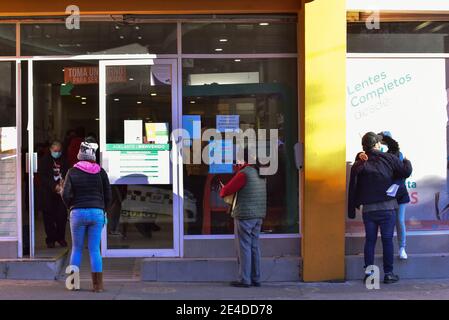 Toluca, Mexique. 21 janvier 2021. TOLUCA, MEXIQUE - JANVIER 22 : une personne attend dans la ligne des personnes en maintenant la distanciation sociale pour entrer dans un établissement dans un contexte d'augmentation des cas positifs en raison de la nouvelle pandémie Covid-19, les hôpitaux atteignant la limite de leur capacité et l'augmentation des décès au cours des derniers jours le 22 janvier, 2021 à Toluca, Mexique (photo d'Eyepix Group/Pacific Press) crédit: Pacific Press Media production Corp./Alay Live News Banque D'Images