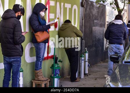 Toluca, Mexique. 21 janvier 2021. TOLUCA, MEXIQUE - JANVIER 22 : une personne porte un masque facial pendant qu'elle fait la queue pour remplir un réservoir d'oxygène dans le contexte de l'augmentation des cas positifs en raison de la nouvelle pandémie Covid-19, les hôpitaux atteignant la limite de leur capacité et l'augmentation des décès au cours des derniers jours le 22 janvier 2021 à Toluca, au Mexique (Photo par Eyepix Group/Pacific Press) crédit: Pacific Press Media production Corp./Alay Live News Banque D'Images