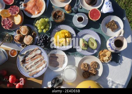 petit-déjeuner buffet brunch le matin avec plats et boissons Banque D'Images