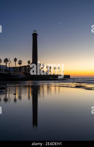 Une vue verticale du phare de Chipiona en Andalousie Banque D'Images