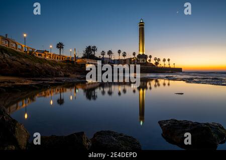 Une vue horizontale du phare de Chipiona en Andalousie à coucher de soleil Banque D'Images