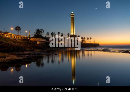 Une vue horizontale du phare de Chipiona en Andalousie à coucher de soleil Banque D'Images