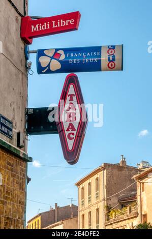 Signes sur un newsagent français et des bureaux de tabac. Banque D'Images