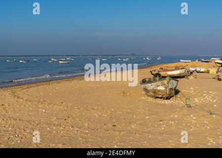 Beaucoup de vieux bateaux de pêche en bois sur la plage à Sanlucar De Barrameda Banque D'Images