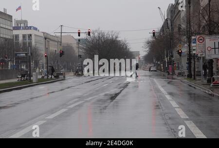 Berlin, Allemagne. 23 janvier 2021. Les passants traversent la rue Unter den Linden, presque sans véhicules, sous la pluie. Credit: Paul Zinken/dpa/Alay Live News Banque D'Images