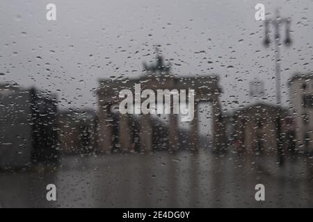 Berlin, Allemagne. 23 janvier 2021. La porte de Brandebourg est visible derrière une vitre. Credit: Paul Zinken/dpa/Alay Live News Banque D'Images