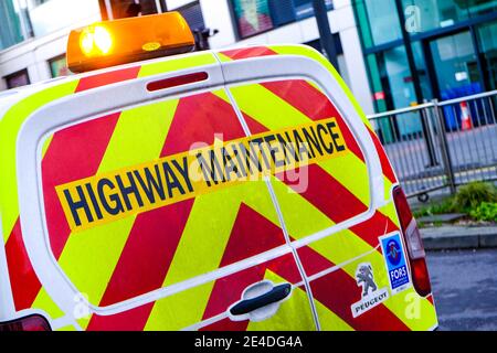 Epsom Surrey, Londres, Royaume-Uni janvier 21 2021, fourgonnette d'entretien d'autoroute garée à l'extérieur de la gare d'Epsom Banque D'Images