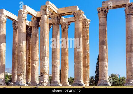 Temple grec de Zeus, ruines antiques majestueuses au soleil, Athènes, Grèce. C'est l'un des principaux sites de la vieille Athènes. Grandes colonnes classiques de célèbres Banque D'Images