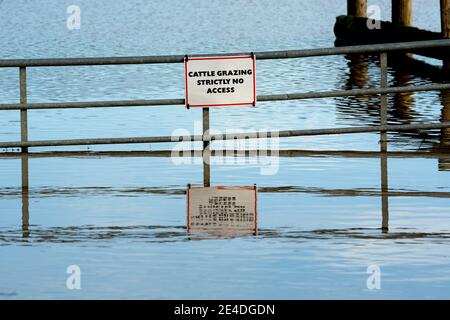 Panneau sur une porte dans l'eau d'inondation de la rivière Avon à Barford, Warwickshire, Angleterre, Royaume-Uni. Janvier 2021. Banque D'Images