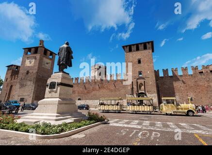 Castelvecchio. Le vieux château médiéval (Scaligero) dans le centre-ville de Vérone, site classé au patrimoine mondial de l'UNESCO. Vénétie, Italie, Europe. Banque D'Images