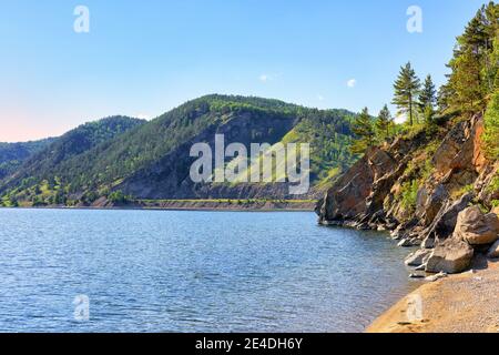 Falaise basse sur le cap du lac Baikal. Jour d'été. Région d'Irkoutsk. Russie Banque D'Images