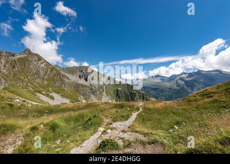 Alpes italiennes avec le sommet de la montagne de soins Alto. Parc national d'Adamello Brenta. Trentin-haut-Adige, Italie du nord, en Europe Banque D'Images