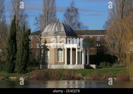 Du temple de Garrick à Shakespeare, vu de Sadlers Ride, Hurst Park, East Molesey, Surrey, Angleterre, Grande-Bretagne, Royaume-Uni, Europe Banque D'Images