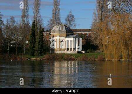 Du temple de Garrick à Shakespeare, vu de Sadlers Ride, Hurst Park, East Molesey, Surrey, Angleterre, Grande-Bretagne, Royaume-Uni, Europe Banque D'Images