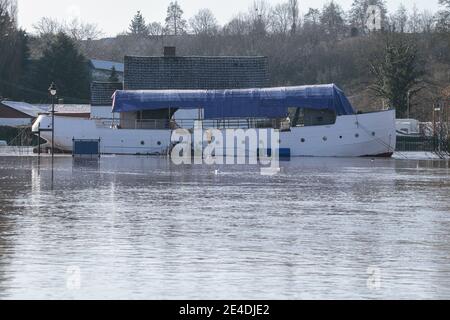 Stourport-on-Severn, Worcestershire, Royaume-Uni. 23 janvier 2021. Un bateau qui ressemble à l'Arche de Noé se trouve dans les eaux d'inondation à Stourport-on-Severn, dans le Worcestershire, aujourd'hui, alors que la rivière Severn éclate ses rives. Le niveau de la rivière est toujours en hausse et devrait atteindre son sommet plus tard aujourd'hui. Crédit : Peter Lophan/Alay Live News Banque D'Images