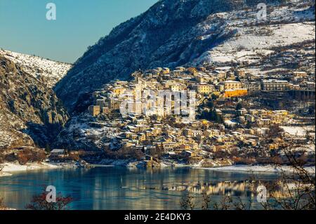 Le village médiéval de Barrea surplombe le lac de Barrea. Abruzzes Lazio et Parc national de Molise. Abruzzes, Italie, Europe Banque D'Images