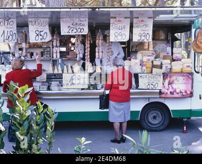 Camion italien de traiteur et de nourriture mobile, Ventimiglia, province d'Imperia, Italie. Vers 1998 Banque D'Images