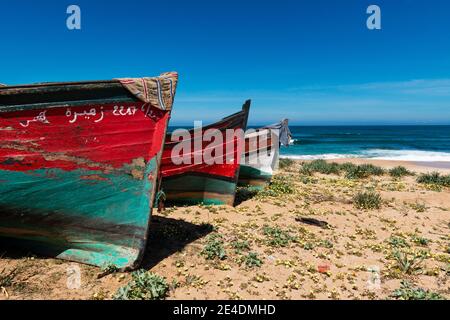 El Jadida, Maroc - 16 avril 2016 : bateaux de pêche traditionnels colorés sur une plage près de la ville d'El Jadida, sur la côte atlantique du Maroc. Banque D'Images
