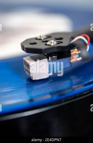 Album en vinyle bleu en cours de lecture sur un lecteur de disques Banque D'Images
