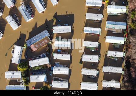 Stourport sur Severn, Royaume-Uni. 23 janvier 2021. Les inondations ont frappé certaines parties de Stourport sur Severn aujourd'hui alors que la rivière Severn a éclaté ses rives à cause de la pluie continue apportée par la tempête Christoph. Le parc d'expositions Treasure Island a été inondé par les inondations, tout comme le Redstone Riverside Caravan Park. Photo par crédit : arrêter presse Media/Alamy Live News Banque D'Images