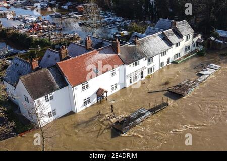 Stourport sur Severn, Royaume-Uni. 23 janvier 2021. Les inondations ont frappé certaines parties de Stourport sur Severn aujourd'hui alors que la rivière Severn a éclaté ses rives à cause de la pluie continue apportée par la tempête Christoph. Le parc d'expositions Treasure Island a été inondé par les inondations, tout comme le Redstone Riverside Caravan Park. Photo par crédit : arrêter presse Media/Alamy Live News Banque D'Images