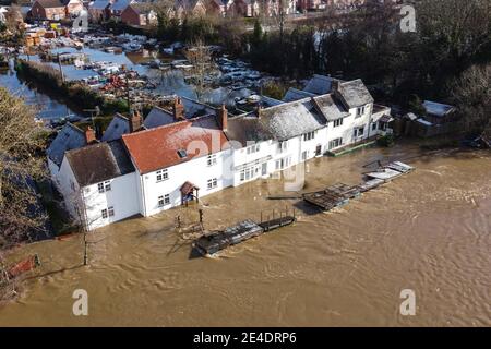 Stourport sur Severn, Royaume-Uni. 23 janvier 2021. Les inondations ont frappé certaines parties de Stourport sur Severn aujourd'hui alors que la rivière Severn a éclaté ses rives à cause de la pluie continue apportée par la tempête Christoph. Le parc d'expositions Treasure Island a été inondé par les inondations, tout comme le Redstone Riverside Caravan Park. Photo par crédit : arrêter presse Media/Alamy Live News Banque D'Images