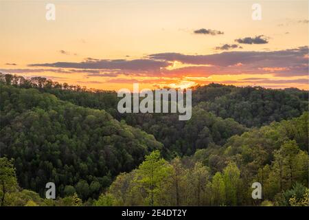 Le soleil se couche au-dessus d'une montagne dans le centre des Appalaches. Banque D'Images