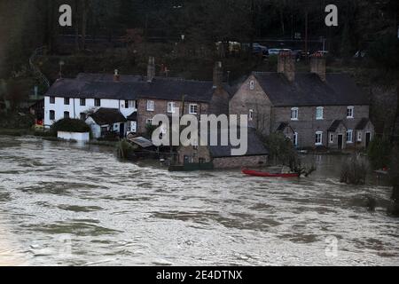 Une maison appartenant à Vic Haddock et à la Boathouse d'où il exploite son entreprise de location de canoës à Ironbridge, Telford après que Storm Christoph a causé des inondations à travers le Royaume-Uni. Date de la photo: Samedi 23 janvier 2021. Banque D'Images