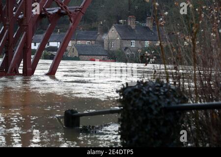 Une maison appartenant à Vic Haddock et à la Boathouse d'où il exploite son entreprise de location de canoës à Ironbridge, Telford après que Storm Christoph a causé des inondations à travers le Royaume-Uni. Date de la photo: Samedi 23 janvier 2021. Banque D'Images