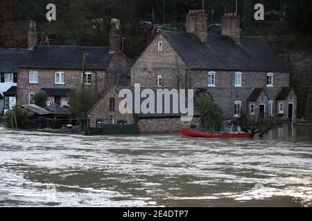 Une maison appartenant à Vic Haddock et à la Boathouse d'où il exploite son entreprise de location de canoës à Ironbridge, Telford après que Storm Christoph a causé des inondations à travers le Royaume-Uni. Date de la photo: Samedi 23 janvier 2021. Banque D'Images